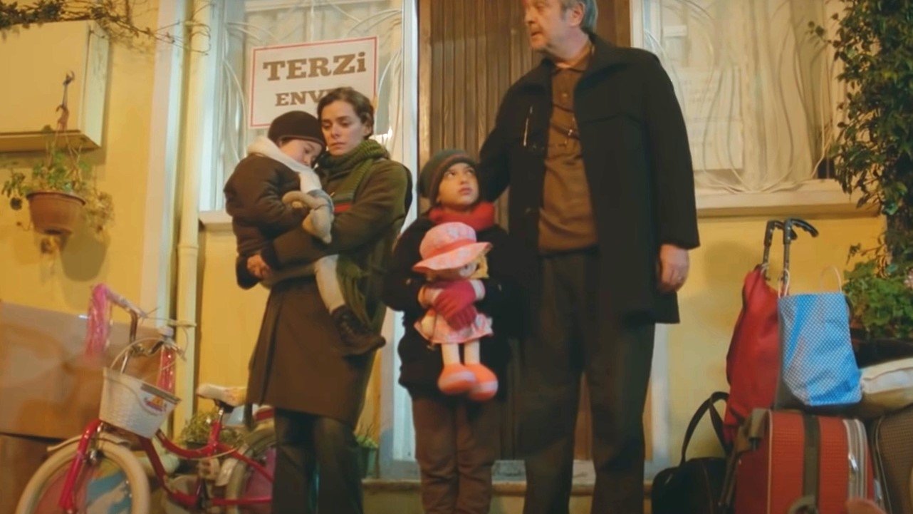 Enver smaschera Şirin, Bahar lascia la casa di Hatice, La forza di una donna - riassunto puntata 17